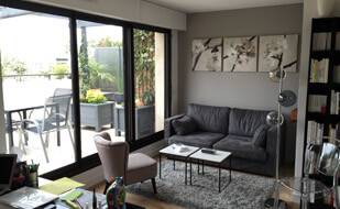 Optimiz Rénovation - Rénovation du salon avec baie vitrée dans un appartement à Paris