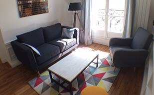 Optimiz Rénovation - Renovation d'un salon design avec parquet dans un appartement à Paris
