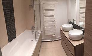 Optimiz Rénovation - Travaux de la salle de bain avec baignoire dans un appartement parisien
